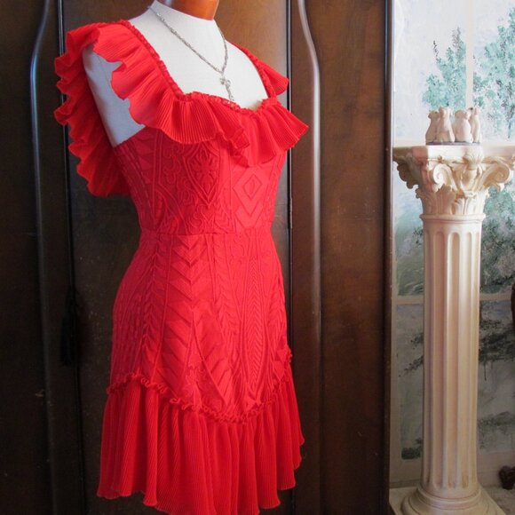 RED LACE DRESS, S-M, SWEETHEART NECKLINE, SHAPELY PARTY FROCK, SPECIAL OCCASION - Picture 6 of 9